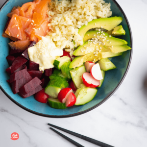 Bowl met rode biet, zalm, avocado, bloemkoolrijst