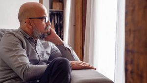 Eetbuien bij mannen: waarom er zo weinig over gesproken wordt